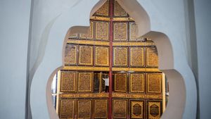 Al-Quran Raksasa di Palembang Berukir Tinta Emas