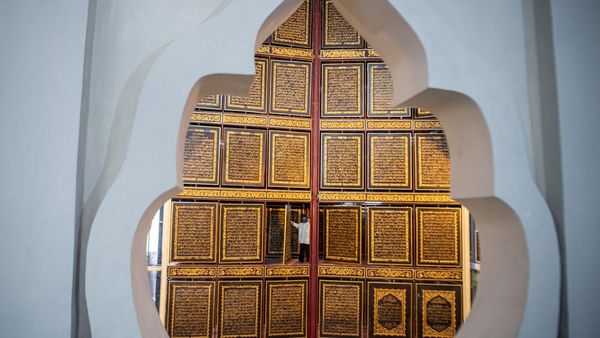 Al-Quran Raksasa di Palembang Berukir Tinta Emas