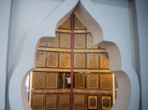 Al-Quran Raksasa di Palembang Berukir Tinta Emas Al-Quran Raksasa di Palembang Berukir Tinta Emas
