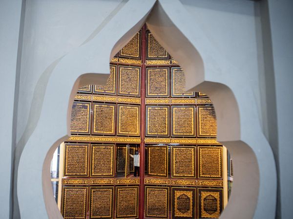 Al-Quran Raksasa di Palembang Berukir Tinta Emas