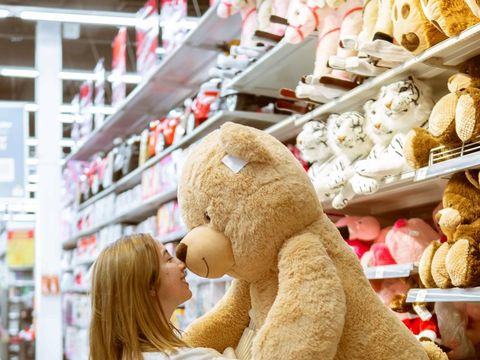 Membeli boneka/ Foto: pexels.com/ Hassan OUAJBIR