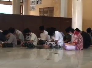 Menengok Tradisi Ngaji Pasanan di Ponpes Gus Mus Rembang Menengok Tradisi Ngaji Pasanan di Ponpes Gus Mus Rembang