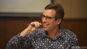 Momen Bos Faber-Castell Gigit Pensil Saat Berkunjung ke Indonesia
