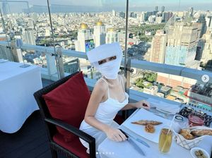 Momen Lucinta Luna Makan dengan Kepala Diperban Usai Operasi Ganti Kepala Momen Lucinta Luna Makan dengan Kepala Diperban Usai Operasi Ganti Kepala