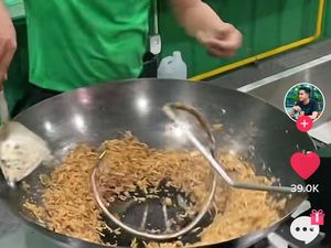 Keren! Nasgor Ini Dimasak Pakai Robot, Porsi Banyak Cuma Rp 10 Ribu Keren! Nasgor Ini Dimasak Pakai Robot, Porsi Banyak Cuma Rp 10 Ribu