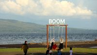 Ngabuburit di Pantai Boom Banyuwangi, Makin Gelap Makin Sparkling