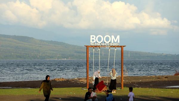 Ngabuburit di Pantai Boom Banyuwangi, Makin Gelap Makin Sparkling
