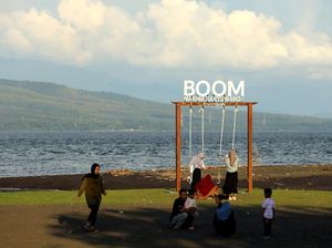 Ngabuburit di Pantai Boom Banyuwangi, Makin Gelap Makin Sparkling Ngabuburit di Pantai Boom Banyuwangi, Makin Gelap Makin Sparkling