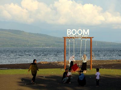 Ngabuburit di Pantai Boom Banyuwangi, Makin Gelap Makin Sparkling
