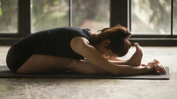 Head to knee pose yoga yang bisa dipraktikkan di pagi hari sebagai peregangan otot.