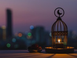 Saat Buka Puasa, Ikuti Azan Magrib di TV atau Masjid Sekitar?