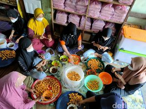 Mengintip Manisnya Usaha Kue Lebaran di Asahan