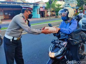 Mak Deg! Dikira Cegatan, Ternyata Polisi Bagi-bagi Takjil Mak Deg! Dikira Cegatan, Ternyata Polisi Bagi-bagi Takjil