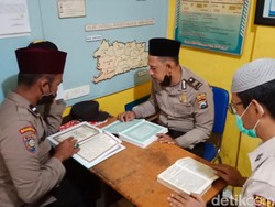 Di Sela Tugas, Polisi Kota Kediri Berlomba Khatamkan Al-Quran