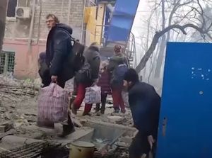Tentara Rusia Unggah Momen Evakuasi Warga Sipil di Mariupol