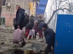 Tentara Rusia Unggah Momen Evakuasi Warga Sipil di Mariupol