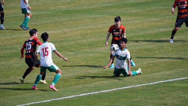 Timnas Indonesia U-19 kalah dari tim Korea Selatan, Pohang Steelers, dalam laga uji coba di Gyeongsan Stadium, Daegu, Sabtu 9 April 2022.