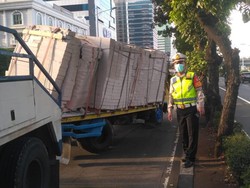 Sopir Diduga Ngantuk, Truk Tabrak Separator Busway di Jakbar