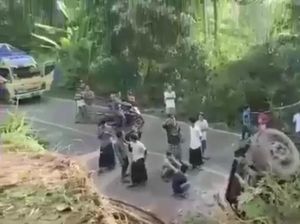 Diduga Alami Rem Blong, Truk Angkut Ekskavator Terguling di Jasinga Bogor