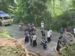 Diduga Alami Rem Blong, Truk Angkut Ekskavator Terguling di Jasinga Bogor