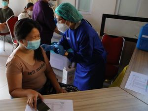 Penumpang Pesawat Kini Bisa Vaksin di Bandara, Ini Syaratnya Penumpang Pesawat Kini Bisa Vaksin di Bandara, Ini Syaratnya