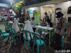 Ribuan Dosis Vaksin Disebar ke Jemaah Tarawih di Jawa Timur