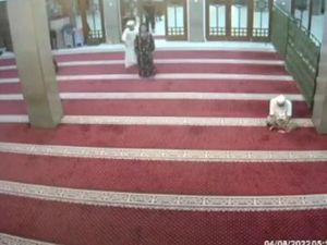 Viral Wanita ODGJ Bawa Pisau Masuk ke Masjid di Pesanggrahan Jaksel Viral Wanita ODGJ Bawa Pisau Masuk ke Masjid di Pesanggrahan Jaksel