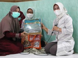 Walkot Mojokerto Bagi-bagi Hampers ke Ibu-ibu Jemaah Masjid & Musala