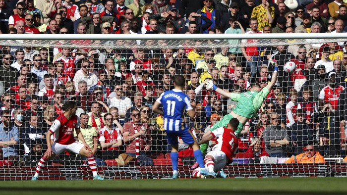 Arsenal Keok Lagi Brighton's goalkeeper Robert Sanchez makes a save in front of Arsenal's Gabriel Martinelli, center left, during the English Premier League soccer match between Arsenal and Brighton and Hove Albion at Emirates stadium in London, Saturday, April 9, 2022. (AP Photo/Ian Walton)