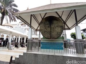 Duh! Kulit Bedug Raksasa Masjid Agung Kota Tasikmalaya Sobek