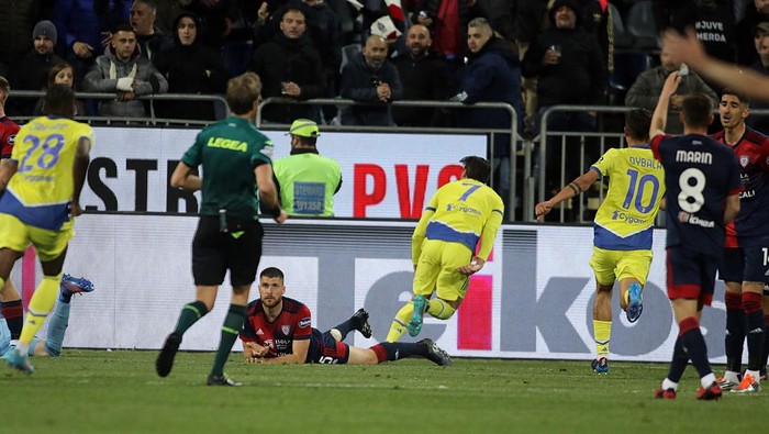 CAGLIARI, ITALY - APRIL 09: Dusan Vlahovic of Juventus celebrates his goal of 1-2  during the Serie A match between Cagliari Calcio v Juventus on April 09, 2022 in Cagliari, Italy. (Photo by Enrico Locci/Getty Images)