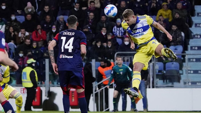 Juventus Matthijs de Ligt, right, scores as Cagliari Calcios Alessandro Deiola (14) looks on during a Serie A soccer match at Unipol Domus Stadium, Cagliari, Italy, Saturday April 9, 2022. (Alessandro Tocco/LaPresse via AP)