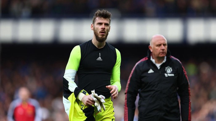 LIVERPOOL, ENGLAND - APRIL 09: David De Gea of Manchester United looks dejected following their sides defeat in the Premier League match between Everton and Manchester United at Goodison Park on April 09, 2022 in Liverpool, England. (Photo by Clive Brunskill/Getty Images)