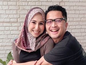 Respons Deswita soal Netizen Heboh Lihat Ferry Maryadi Elus Rambut Eks Istri Respons Deswita soal Netizen Heboh Lihat Ferry Maryadi Elus Rambut Eks Istri