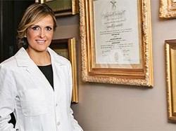 Gaya Nyentrik dr Thais Aliabadi, Obgyn Nikita Willy Langganan Kylie Jenner