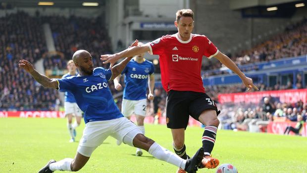Soccer Football - Premier League - Everton v Manchester United - Goodison Park, Liverpool, Britain - April 9, 2022 Manchester United's Nemanja Matic in action with Everton's Fabian Delph Action Images via Reuters/Carl Recine EDITORIAL USE ONLY. No use with unauthorized audio, video, data, fixture lists, club/league logos or 'live' services. Online in-match use limited to 75 images, no video emulation. No use in betting, games or single club /league/player publications.  Please contact your account representative for further details.