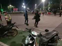 Polisi Filterisasi SOTR di Bundaran Senayan, Sejumlah Pemotor Ditilang
