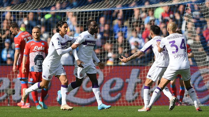 NAPLES, ITALY - APRIL 10: Jonathan Ikone of Fiorentina celebrates with team mates after scoring their sides second goal prior to the Serie A match between SSC Napoli and ACF Fiorentina at Stadio Diego Armando Maradona on April 10, 2022 in Naples, Italy. (Photo by Francesco Pecoraro/Getty Images)