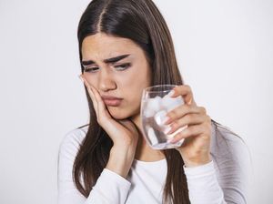 Minuman Dingin dan Panas Sebabkan Gigi Sensitif? Ini Sebabnya