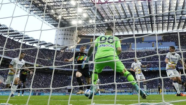 Inter Milan kalahkan Hellas Verona 2-0