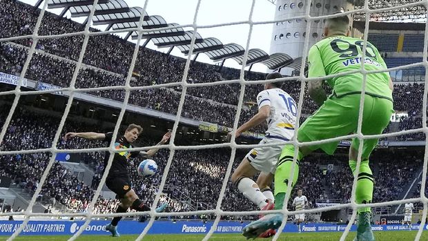 Inter Milan kalahkan Hellas Verona 2-0
