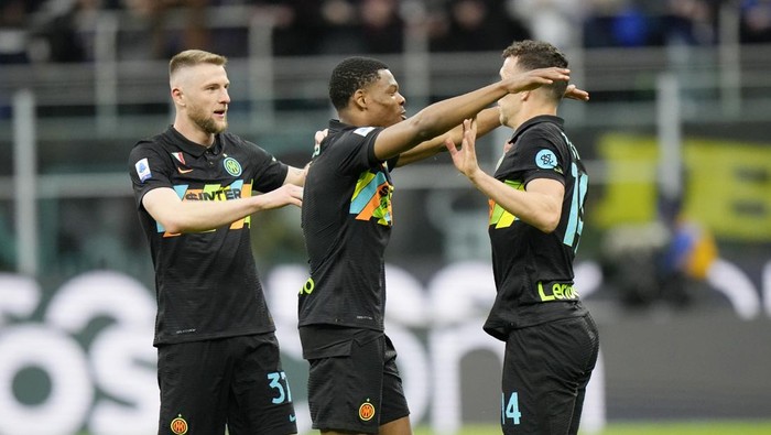 Inter Milans Denzel Dumfries, center, celebrates with his teammates Milan Skriniar, left, and Ivan Perisic after winning the Serie A soccer match between Inter Milan and Hellas Verona at the San Siro Stadium, in Milan, Italy, Saturday, April 9, 2022. Inter Milan won 2-0. (AP Photo/Luca Bruno)