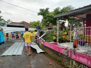 Imbas Hujan Deras Disertai Angin Kencang di Situraja Sumedang
