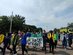 BEM UI Gelar Demo di Patung Kuda, Bawa Spanduk Tolak Top Up Periode