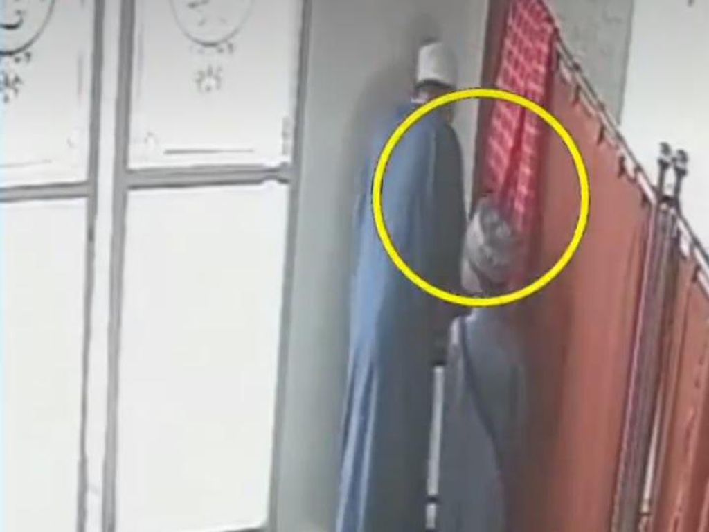 Lagi, Video Pria Bergamis Curi Kotak Infak di Medan Kembali Viral Lagi, Video Pria Bergamis Curi Kotak Infak di Medan Kembali Viral