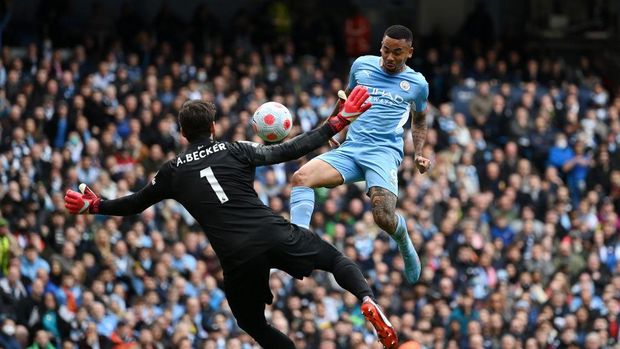 MANCHESTER, ENGLAND - APRIL 10: Gabriel Jesus of Manchester City scores their side's second goal past Alisson Becker of Liverpool during the Premier League match between Manchester City and Liverpool at Etihad Stadium on April 10, 2022 in Manchester, England. (Photo by Shaun Botterill/Getty Images)
