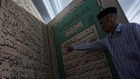 Melihat Replika Al-Quran Raksasa di Pekalongan