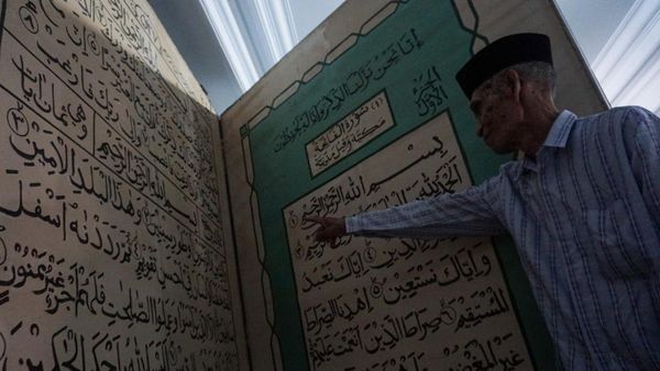 Melihat Replika Al-Quran Raksasa di Pekalongan