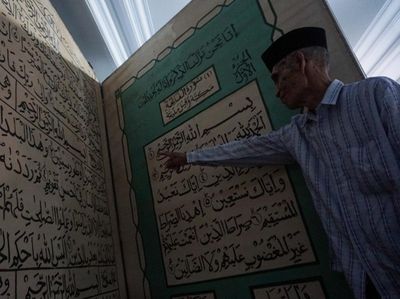 Melihat Replika Al-Quran Raksasa di Pekalongan
