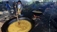 Memasak Kuah Beulangong, Menu Khas Kenduri Ramadan di Aceh